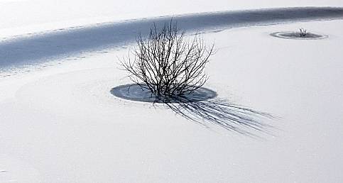 Yüzeyi buz tutan göl kartpostallık görüntüler oluşturdu