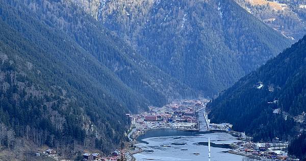 Uzungöl'ün büyük bölümü buz tuttu