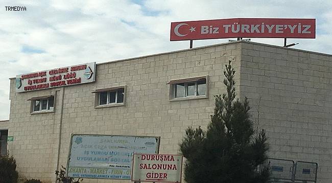 CEZAEVİNİN TEPESİNE "BİZ TÜRKİYE'YİZ" SLOGANI YAZDILAR! 