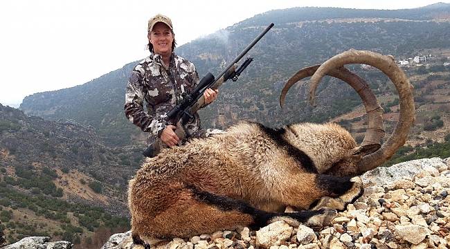 ABD'li avcı Türkiye'de uzun boynuzlu dağ keçisi avladı