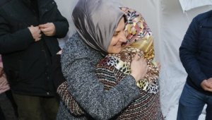 AK Partili Sermin Balık, Elazığ'da depremzedelerin yanında