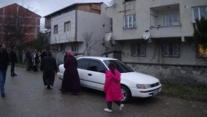 Alevlerin arasında iki çocuğu ile birlikte mahsur kaldı