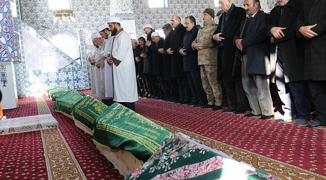 Bakan Soylu depremde ölenlerin cenaze törenine katıldı
