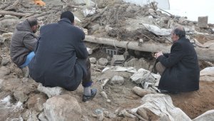 Başkale'deki depremden geriye kalan enkaz yığınları