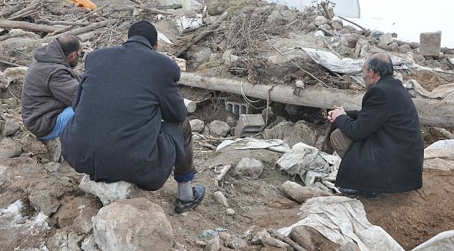 Başkale'deki depremden geriye kalan enkaz yığınları