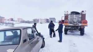 Başkan Ergü karda mahsur kalan aracı kurtardı