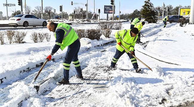 Büyükşehir'den yol, kaldırım ve üst geçitlerde kar temizliği