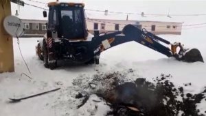 Buz tutan toprağı lastik yakarak kazdılar