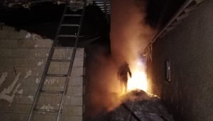 Depo olarak kullanılan garaj alev alev yandı