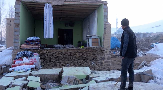 Depremde köyde sağlam ev kalmadı