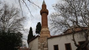 Depremde minaresi hasar gören 551 yıllık cami ibadete kapatıldı