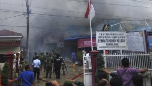 Endonezya'da mahkumlar cezaevini ateşe verdi