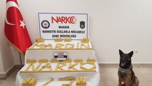 Eroini, kamyonetin kasa kapağının demirlerine gizlemişler