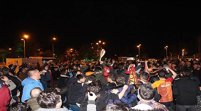Erzurum'da Galatasaraylı taraftarlar, Kadıköy galibiyetini coşkuyla kutladı