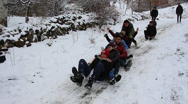 Erzurum Oltulu Çocuklar poşetle kayarak karın ve tatilin keyfini çıkardı