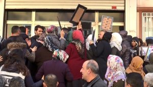 Evlat nöbetindeki aileler, HDP binası önünde "kahrolsun PKK ve HDP" sloganı atıp, binanın camlarını kırdı