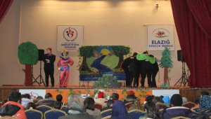 Gönüllü tiyatro ekibi çocuklar için sahne aldı