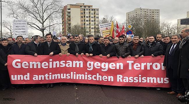 Hanau'da binlerce kişi ırkçı terör saldırısına karşı bir araya geldi