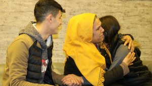 HDP önünde eylem başlattı, 5 yıl sonra kızını kucakladı