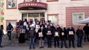 HDP önünde 'parmak sallama' gerginliği