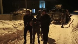 İçerisinde piknik tüpü ve fişek bulunan çantayı caddeye bırakan şüpheli yakalandı