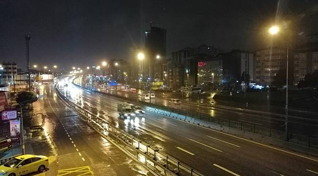 İstanbul'da karla karışık yağmur gece boyunca etkili oldu