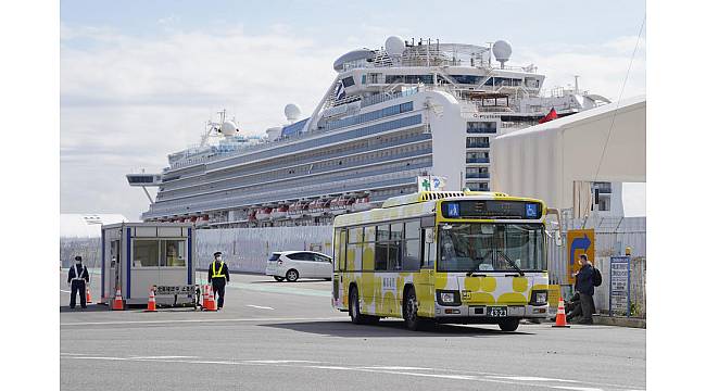 Japonya'daki karantina altındaki gemiden tahliyeler sürüyor