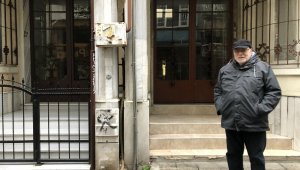 Kadıköy'de Galatasaray-Fenerbahçe ezeli rekabeti apartmanlara yansıdı