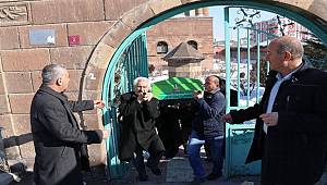 "Kardeşim Üşümesin" dediler, 700 kilometre yol yaparak Trabzon'dan Van'a gönül köprüsü kurdular.