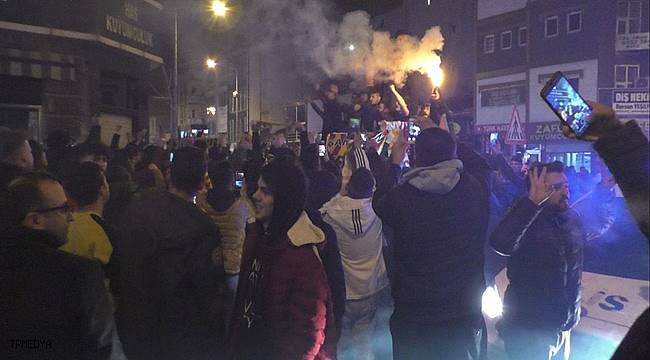 Kars'ta Galatasaraylı taraftarlar sokaklara döküldü