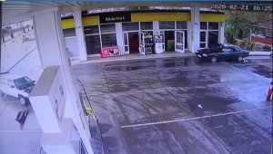 Kaza yapan otomobil petrol istasyonuna girdi