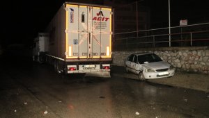 Kırmızı ışıkta duramayan TIR iki otomobile çarptı: 5 yaralı