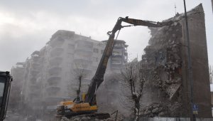 Malatya'da deprem öncesi boşaltılan binalar da yıkılıyor