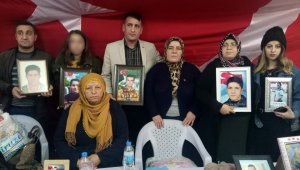 PKK'dan kaçarak teslim olan genç kız evlat nöbetindeki aileleri ziyaret etti