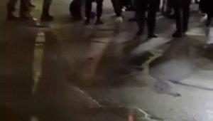 Rus polisi sokak dövüşünü engellemek yerine kavgacı gruplarla beraber izledi