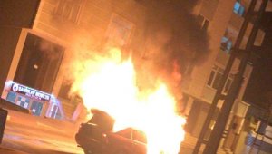 Seyir halindeki otomobil alev alev yandı