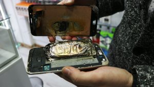 Tamir etmek istediği telefon elinde alev aldı