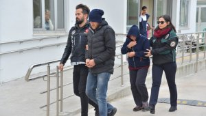 Torbacı anne oğul yakalandı