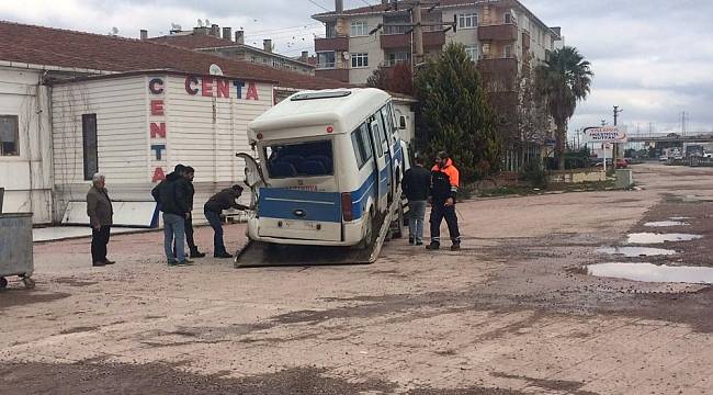 Yalova'da kamyonet minibüsle çarpıştı: 6 yaralı