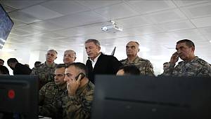 Bakan Akar'ın Bahar Kalkanı Harekatı'nı yönettiği anların fotoğrafları paylaşıldı