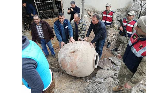 Elazığ'da yıkılacak evden 700 yıllık "Tahıl Küpleri" çıktı