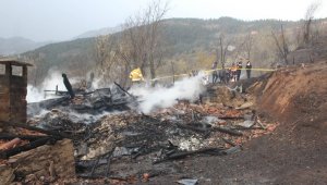 Evinin önünde yaktığı anız, canına mal oldu