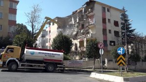 Büyükçekmece'de hasar gören binaların yıkımına devam edildi