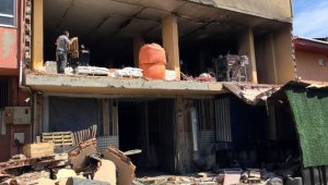 Pendik'te ham madde deposunda gerçekleşen patlama anı kamerada