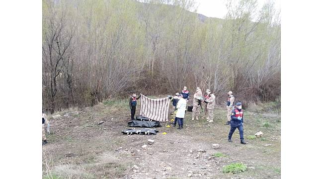 Sivas'ta otomobil dereye uçtu: 4 ölü
