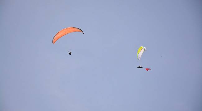 19 Mayıs kutlamalarında gökyüzünü yamaç paraşütçüleri kapladı