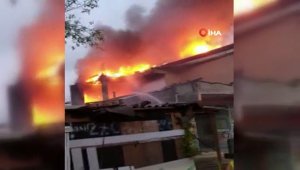 Ataşehir'de İki katlı binanın çatısı alev alev yandı