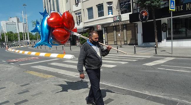 Balon satmak için sokağa çıkan 71 yaşındaki seyyar satıcı siftah yapamadan evine döndü