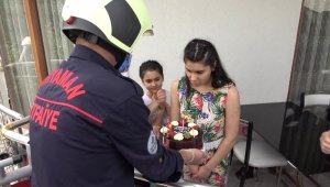 Doğum günü pastası kapıdan değil, balkondan geldi