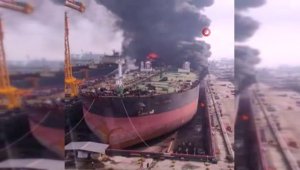 Endonezya'da petrol tankerinde yangın: 22 yaralı